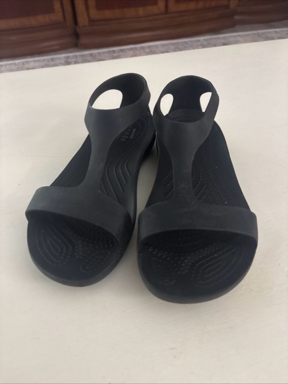 Crocs Women’s Black T-Strap Comfort Sandals Size 7